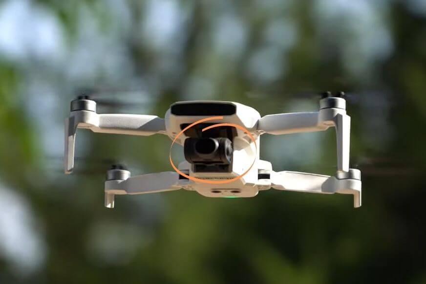 Die Xiaomi Fimi X8 Mini Drohne steht da und die Kamera samt Gimbal ist zu sehen